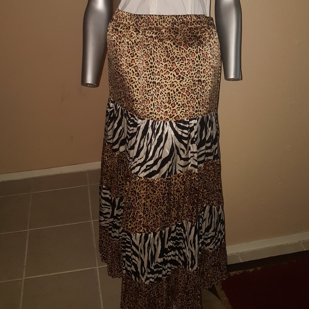 Semi-new Leopard print skirt. Size-Large
